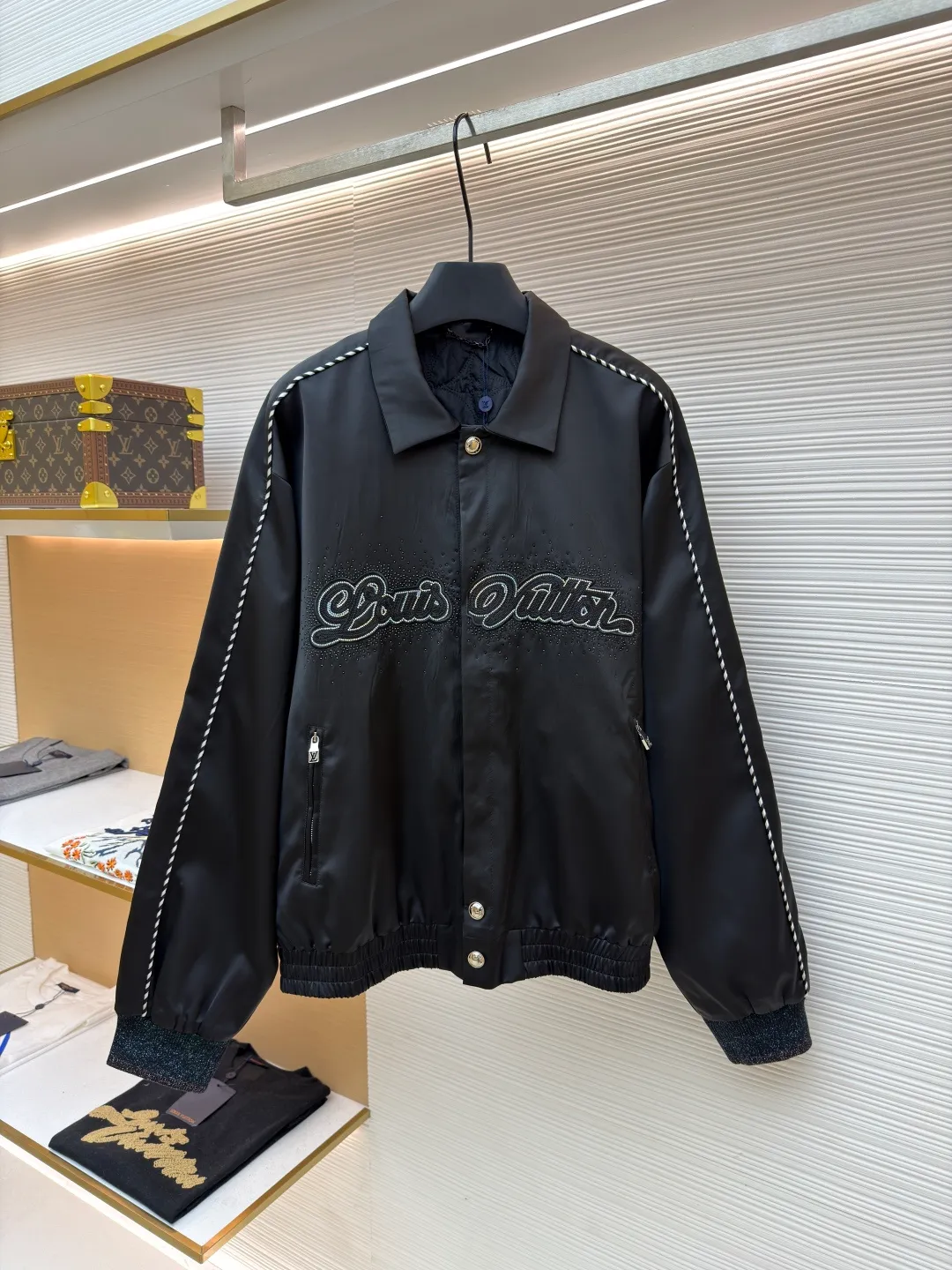 LOUIS VUITTON chest embroidered rhinestone jacket ●Original version: Purchased and developed at 22889 ●Item number: 1681600-B70 ●Material: 100% cotton ●Technology: rhinestone production ●Color: black ●Version: Fitted version ●Weight: about 740 grams ●Size: 46-48-50-52 ●Description: This Louis Vuitton jacket is made of high-quality black satin material, with a delicate texture and rich luster. The craftsmanship incorporates a variety of advanced production technologies: the eye-catching brand logo on the chest is combined with three-dimensional embroidery and hot-drilling technology. The stitching is precise and layered, highlighting the brand's unique recognition; the black and white braided belt decoration on the shoulders and sides not only increases the visual hierarchy, but also enhances the overall sense of fashion and sophistication. The neckline and cuffs are neatly cut and have smooth lines, showing a simple yet high-end style. The zipper and metal buckle have exquisite details and outstanding texture. Manual tile measurement, the error of 1-3CM is within the normal range, which is also the uniqueness of manual craftsmanship. Whether it is worn for daily wear or paired with a jacket, it can easily show fashionable taste and luxurious temperament. The overall wiring is straight and delicate, the fabric is comfortable and soft, and the color is consistent without color difference. It can be matched with the same style to create a fashionable look and control various occasions. Customized accessories, complete with three standards, same style for men and women!